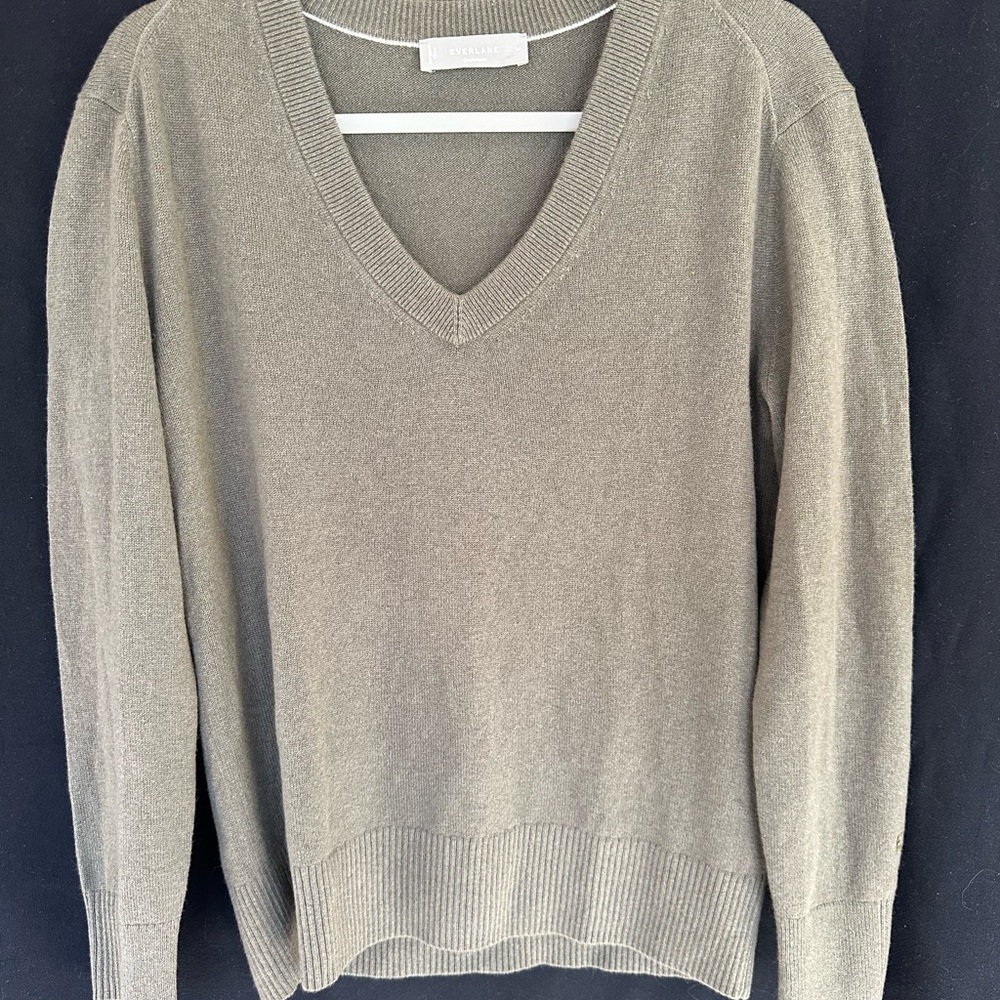 V-Neck olive green Sweater